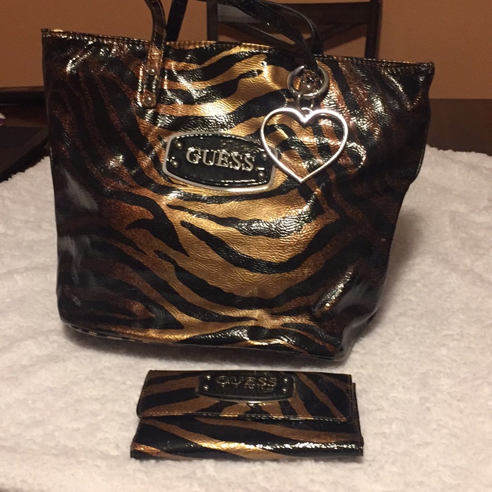 Guess purse with wallet barely used no tears